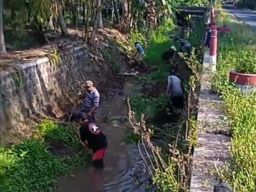 Warga Buk Petung Gelar Gotong Royong Bersih Sungai