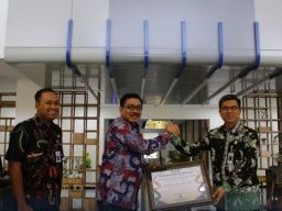 Kanwil Bea Cukai Jatim I Terima Penghargaan dari Satpol PP Jatim