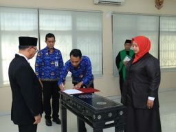 Kadiv Yankumham Lantik Satu Notaris Pengganti