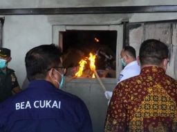 Pemusnahan 6 Juta Rokok dan 300 Liter MMEA Ilegal di Malang