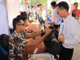 Tema Pantai Jadi Kostum Panitia SKD CPNS Hari Kedelapan