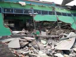 TNI Siaga Bantu Korban Erupsi Gunung Lewotobi Laki-laki di Flores Timur