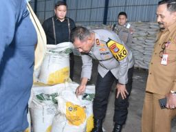 Polda Kalimantan Selatan Amankan Ratusan Ton Pupuk Merek Gajah Hitam Sakti