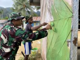 Satgas Yonif 512 QY Gotong Royong Perbaiki Gereja