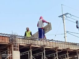 Pekerja Proyek Taman Bahari Mojopahit Mengabaikan K3