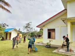 Satgas Yonif 512 QY Kompak Gotong Royong Bersihkan Gereja