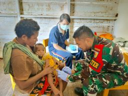 Satgas Yonif 512 QY Bersama Puskesmas Yaffi Gelar Imunisasi