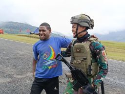 Potret Kedekatan Satgas Yonif 512 QY dengan Masyarakat Papua