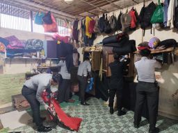 Petugas Rutan Rengat Melakukan Razia Kamar Warga Binaan