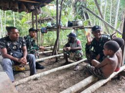Satgas Yonif 512 QY Dekatkan Diri dengan Masyarakat Tanpa Batas