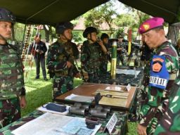 Wadirlat Tinjau Batalyon Armed 8/Uddhata Yudha