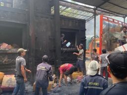 Bea Cukai Madura Musnahkan Rokok dan Miras Tanpa Pita Cukai