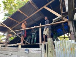 Satgas Yonif 512 QY Benahi Rumah Warga
