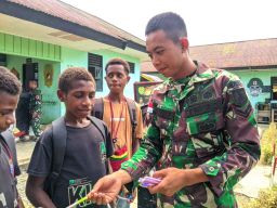Satgas Yonif 512 QY Bagikan Alat Tulis Gratis