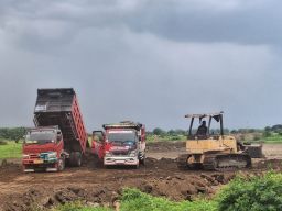 Proyek Urugan di Desa Menganti Tetap Jalan Meski Hujan
