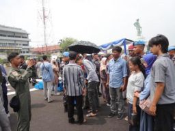 Isak Tangis Haru Keluarga Iringi Keberangkatan Satgas MTF TNI Konga