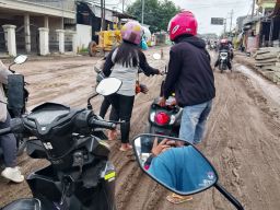 Proyek Jalan Menganti Abaikan K3
