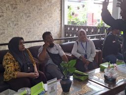 Puluhan Warga Desa Kramatinggil Menggruduk Kantor Dinas Sosial Gresik