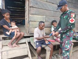 Satgas Yonif 512 QY Respons Cepat Melayani Kesehatan Masyarakat