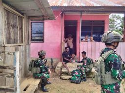 Satgas Yonif Berikan Layanan Kesehatan Gratis ke Warga Distrik Web