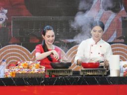 Mie Sedaap Adakan Fun Cooking Bareng Chef Devina dan Arumi Bachsin