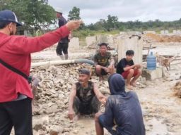 Polsek Jebus Himbau Penambang Ilegal di Desa Kelabat Hentikan Aktivitasnya