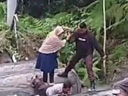 Bripka Syahid Rela Badannya Dijadikan Jembatan