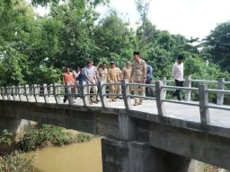 Jembatan Penghubung Desa Arosbaya dan Desa Muarah Bisa Dilewati
