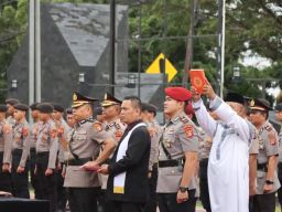 Kapolres Kutai Kartanegara Memimpin Upacara Sertijab