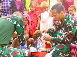 Satgas Yonif 512 QY Beri Layanan Kesehatan Gratis di Distrik Batom
