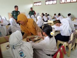 Program Makan Siang Bergizi di SMPN 5 Kota Madiun Tanpa Sendok dan Air Minum