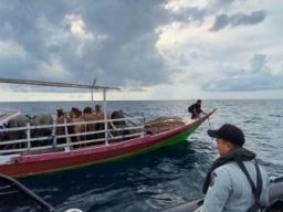 KN Ular Laut 405 Bakamla RI Selamatkan Kapal Terombang Ambing di Laut Flores