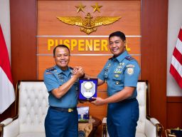 Komandan Puspenerbal Terima Courtessy Call Komandan Lantamal V Surabaya
