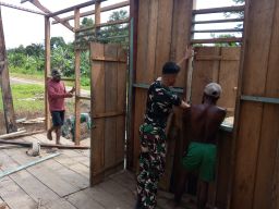 Satgas Yonif 512 QY Bangun Rumah Layak Huni Bagi Masyarakat