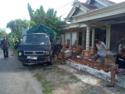 Laka Tunggal di Desa Krandegan, Pagar Rumah Warga Ambruk