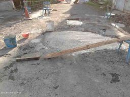 Warga Desa Kedungturi Swadaya Perbaiki Jalan Berlubang di Jalan Ki Joko Suryo Selatan