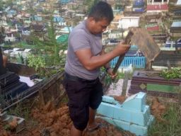 Bripka Joko Sukarela Jadi Tukang Gali Kubur