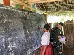 Satgas Yonif 512 QY Bantu Mengajar Siswa SD