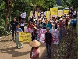 Ratusan Warga Desa Sumberrejo Demo Menolak Tambang Galian C