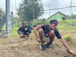 Satgas Yonif Qurata Yudha Ajak Masyarakat Bersihkan Lingkungan Tower
