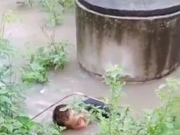 Aksi Sigap Ketua RT di Desa Driyorejo di Tengah Banjir Akibat Meluapnya Kali Lamong