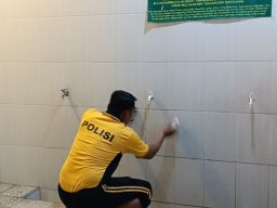 Polsek Menganti Jelang Ramadhan Bersihkan Masjid di Desa Hulaan