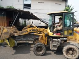 Petugas Gabungan Bongkar Lapak PKL di Stadion Bangkalan
