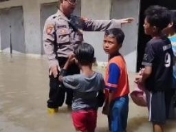 Personil Polsek Driyorejo Bantu Evakuasi Korban Banjir
