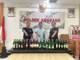 Polsek Anggana Amankan Puluhan Botol Minuman Keras