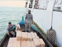Bakamla RI Tangkap Kapal Kayu Bermuatan Rokok Ilegal