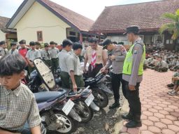 Polsek Campurdarat Razia Knalpot Brong di SMPN 1 dan 2 Campurdarat