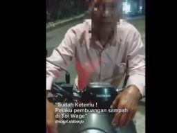 Sosok Terduga Pembuang Sampah di Dekat Jembatan Tol Desa Wage