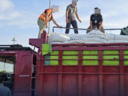 Penyelundupan Rokok Ilegal dalam Truk Pengangkut Pupuk di Ogan Ilir