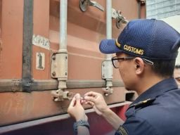 Dua Kontainer Isi Pakaian Dalam Wanita Diekspor ke Amerika Serikat